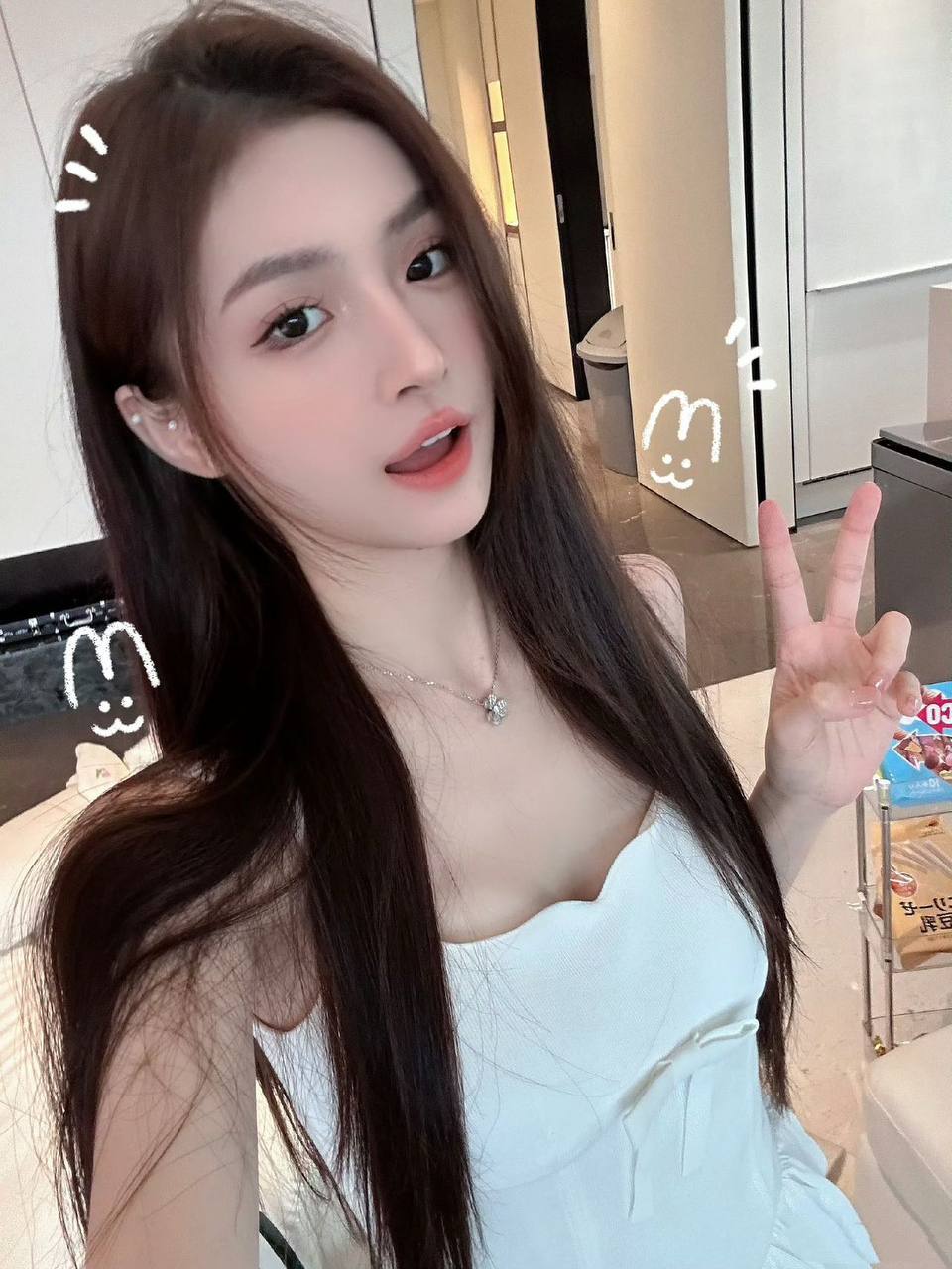 上海品茶网茶艺师展示盖碗出汤